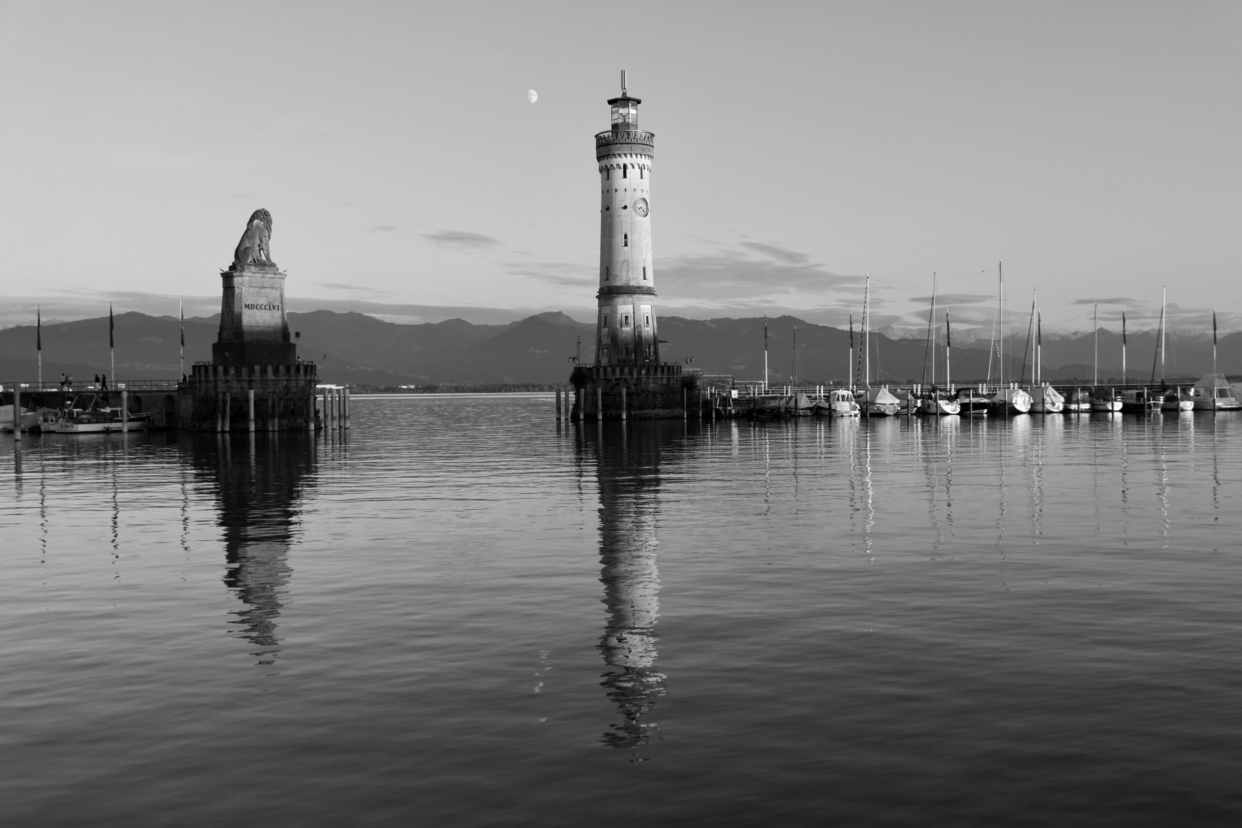 Hafen von Lindau in Schwarzweiß
