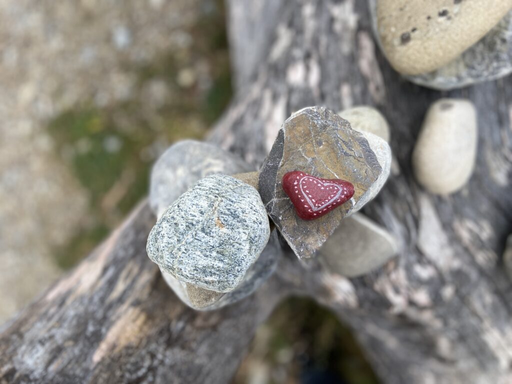 Herzförmiger Beamter Stein auf Holz
