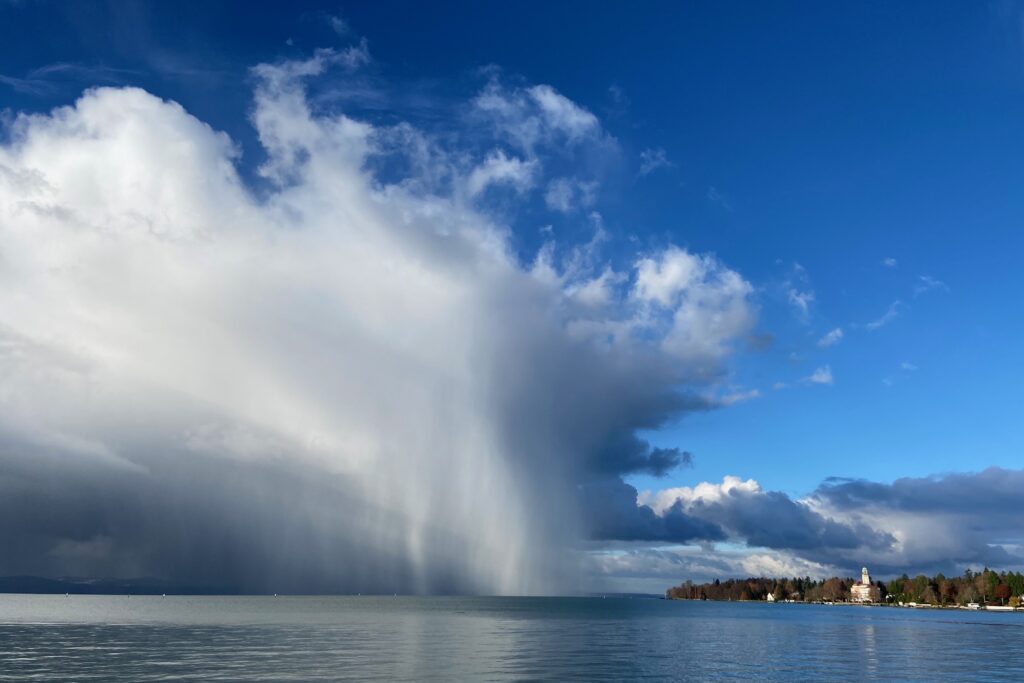Wolken über dem Bodensee bei Bad Schachen
